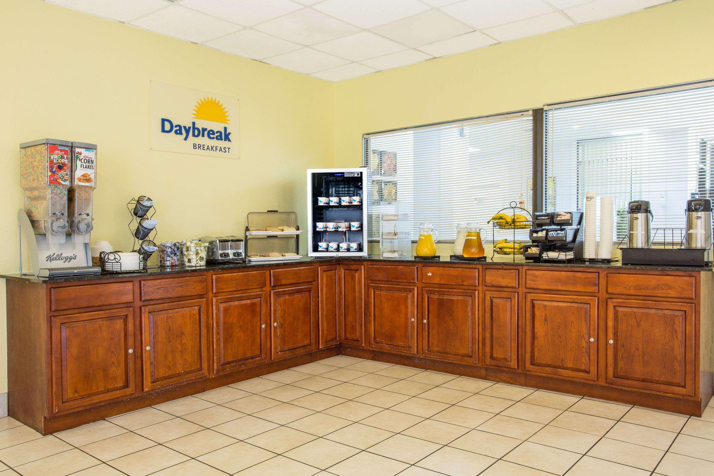 Days Inn By Wyndham Norfolk Military Circle Exteriér fotografie