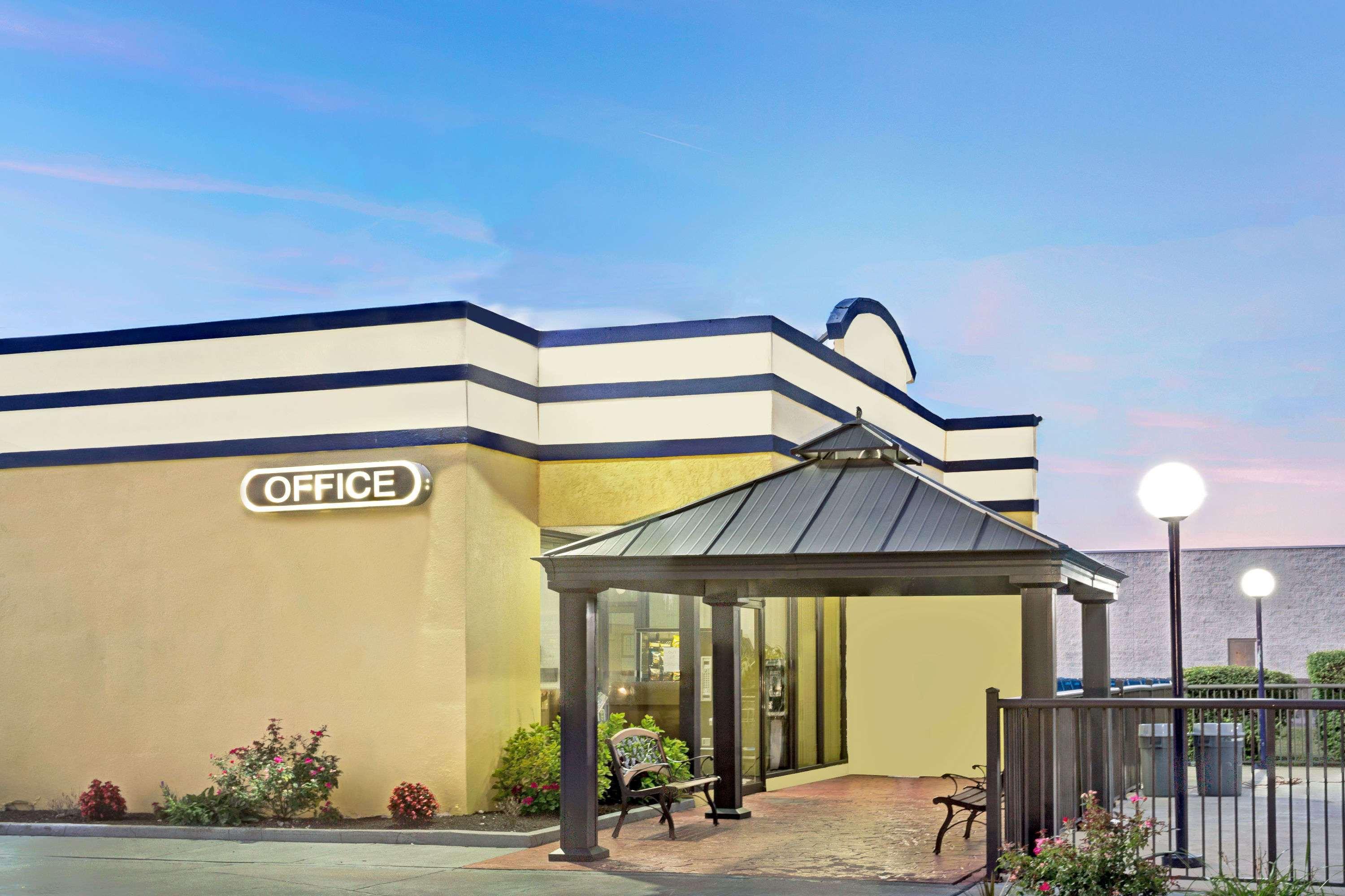 Days Inn By Wyndham Norfolk Military Circle Exteriér fotografie